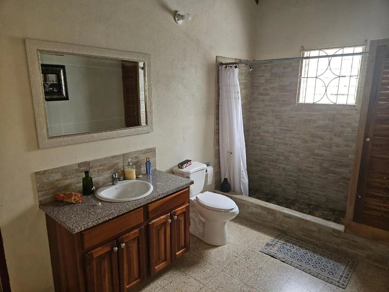 Suite Georgiana - Ensuite Double Bedroom, Cardiff Hall, Runaway Bay, One Mile To Beaches, 1 Hour From Montego Bay Airport
