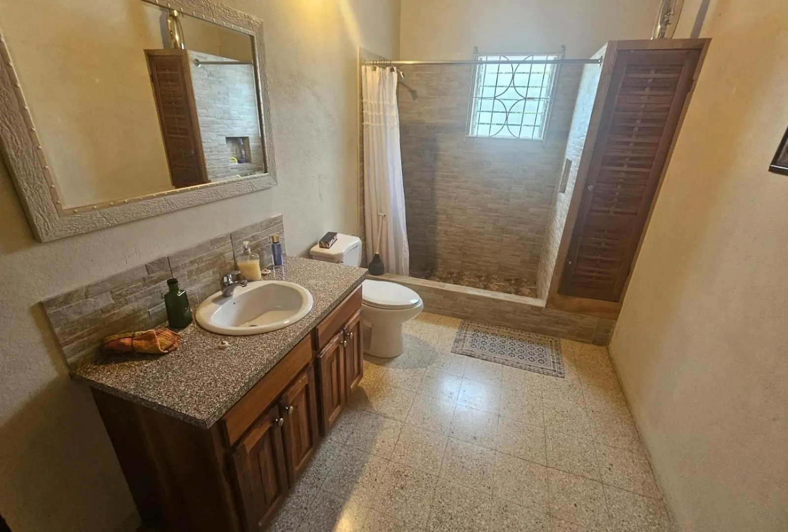 Homestay Suite Georgiana - Ensuite Double Bedroom, Cardiff Hall, Runaway Bay, One Mile To Beaches, 1 Hour From Montego Bay Airport Jamaica